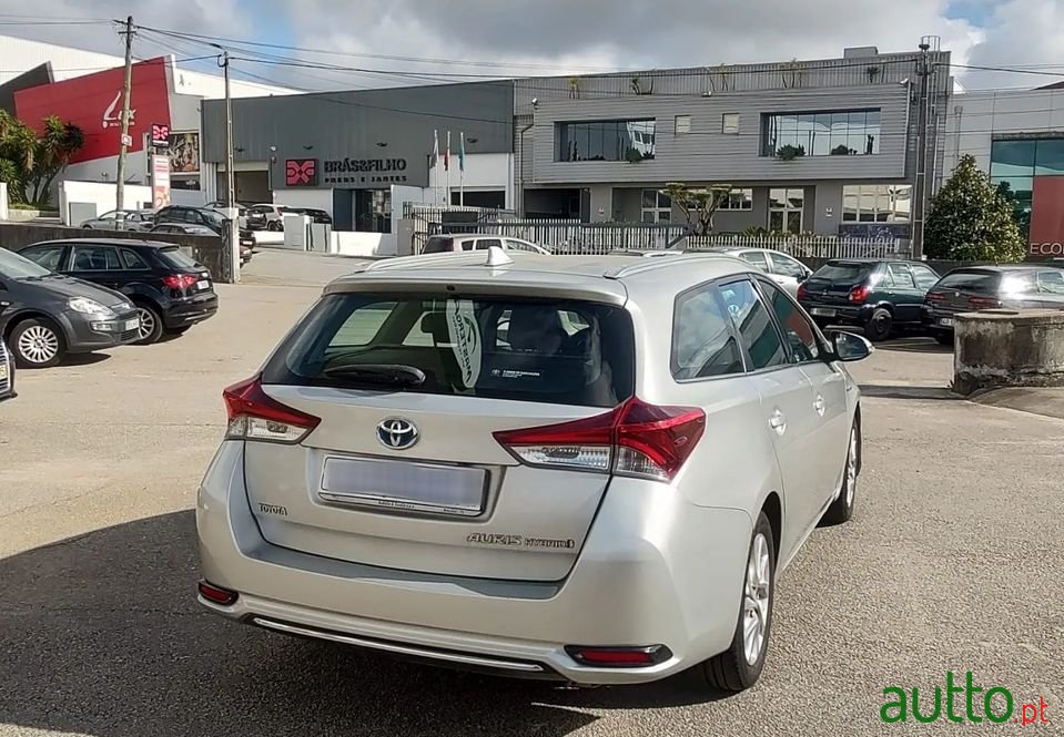 2012' Toyota Auris photo #5