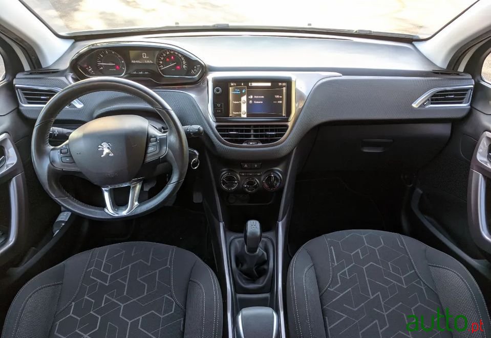 2013' Peugeot 2008 photo #6