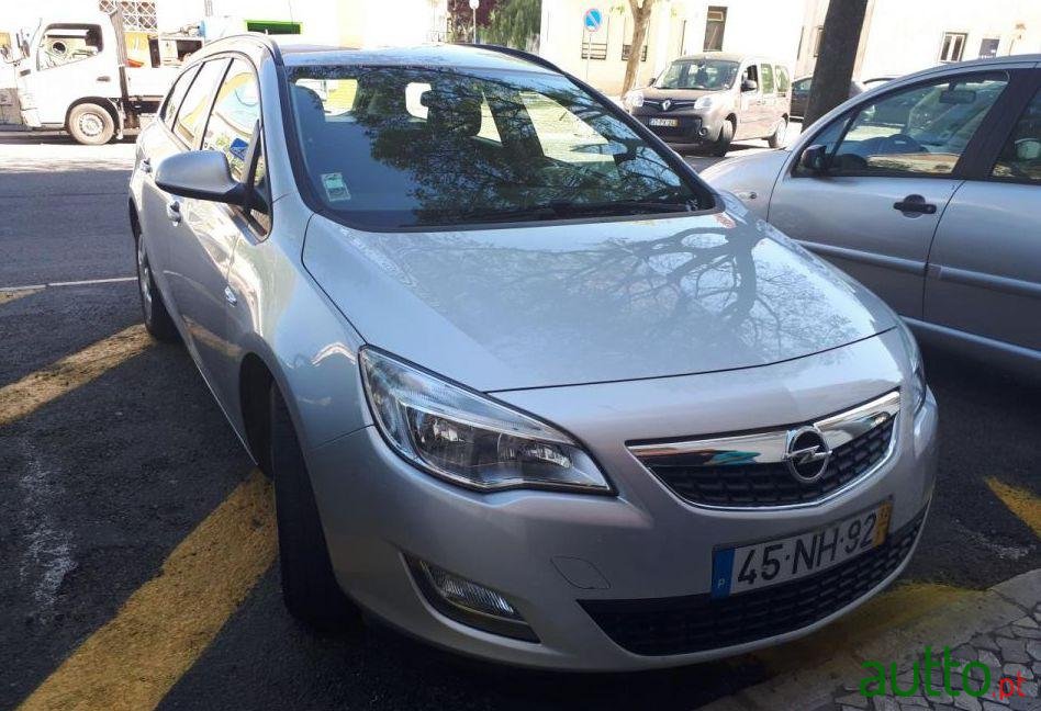 2012' Opel Astra Sports Tourer photo #1
