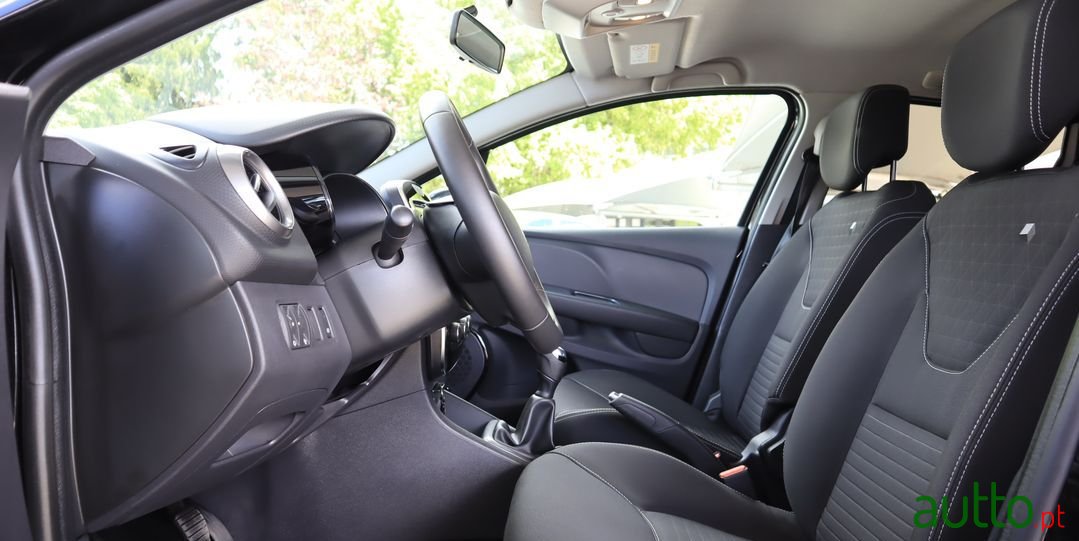 2017' Renault Clio Sport Tourer photo #5