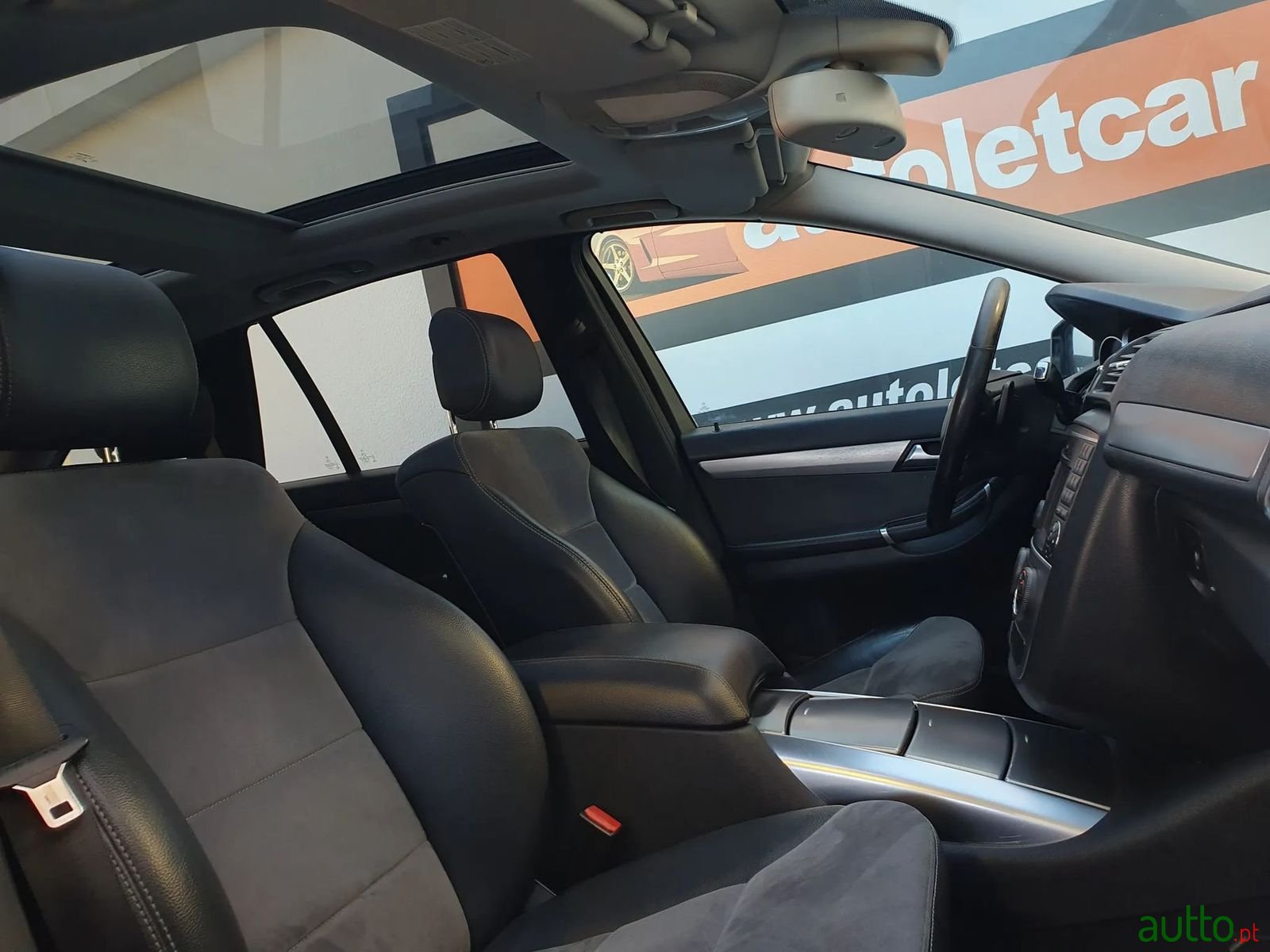 2011' Mercedes-Benz R-350 photo #3