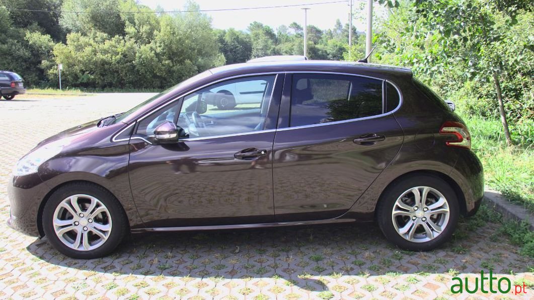 2012' Peugeot 208 photo #2