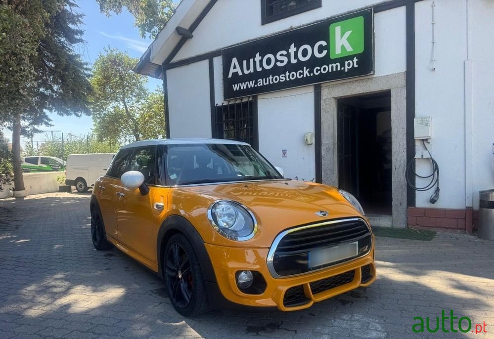 2015' MINI Cooper 5 Portas photo #2