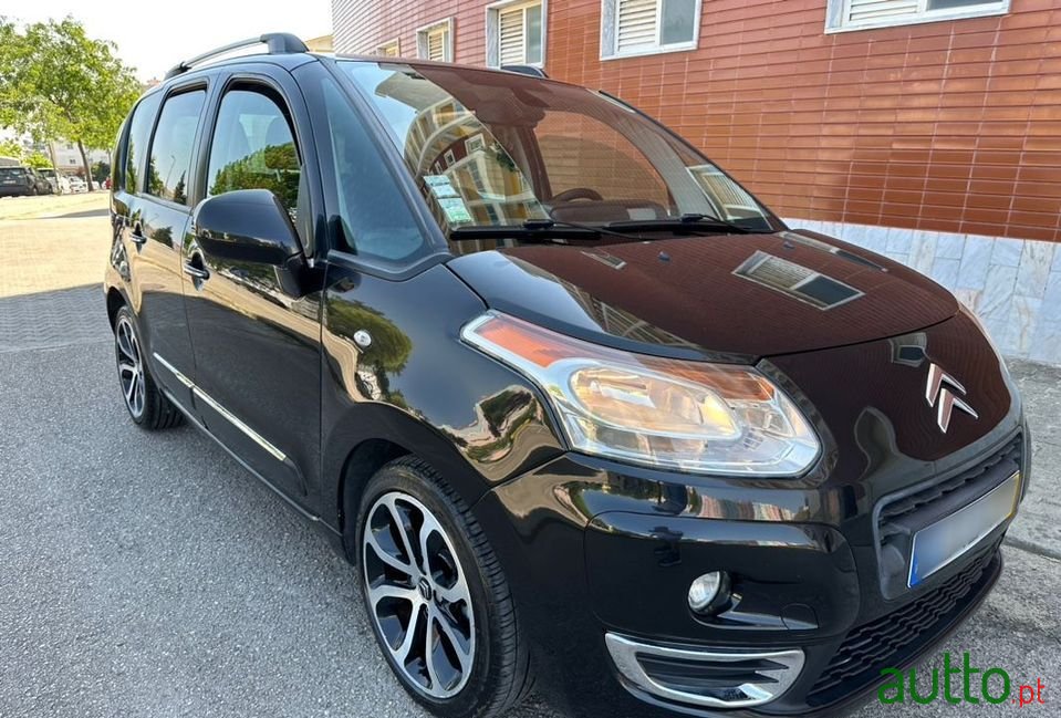 2010' Citroen C3 Picasso photo #2