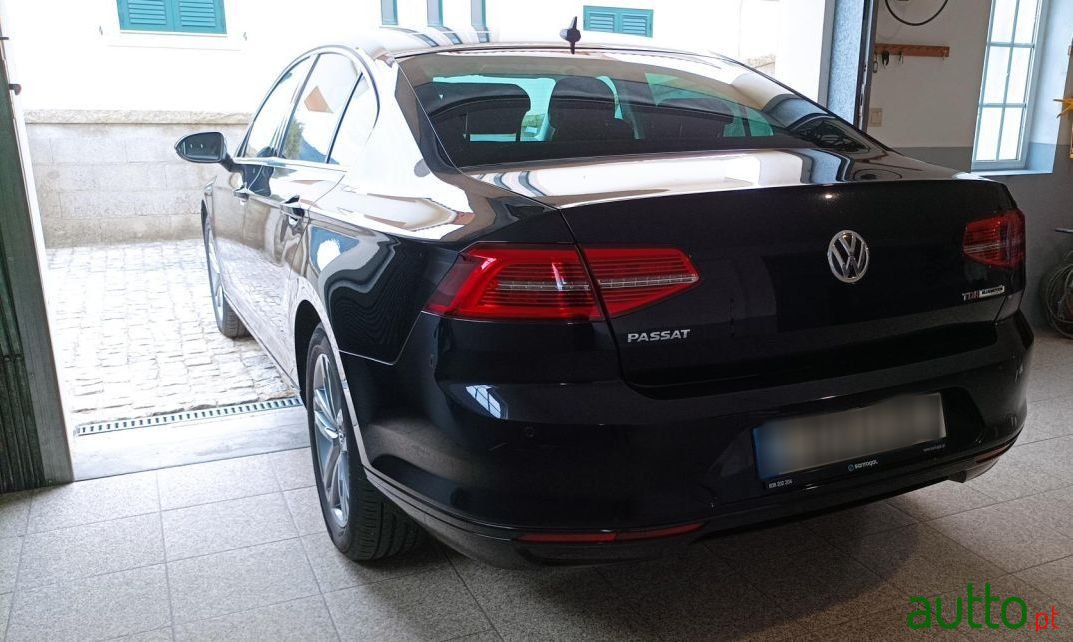 2015' Volkswagen Passat photo #2