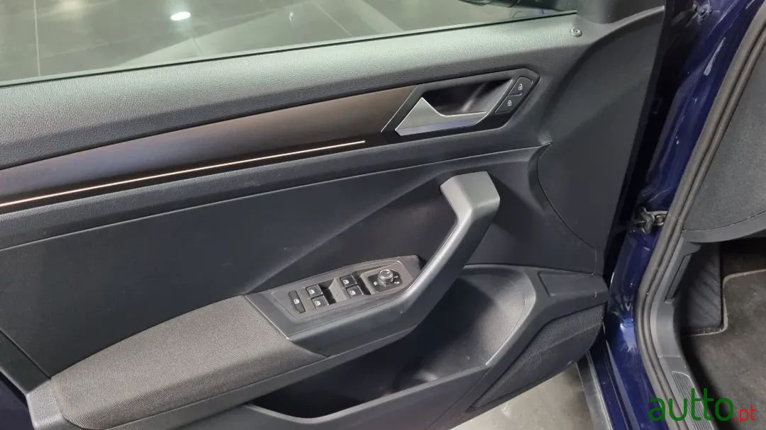 2018' Volkswagen T-Roc photo #6