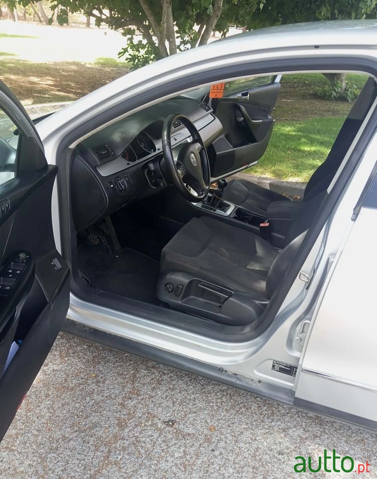 2009' Volkswagen Passat photo #3