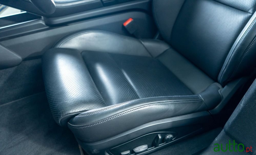 2022' Porsche Taycan Cross Turismo photo #6