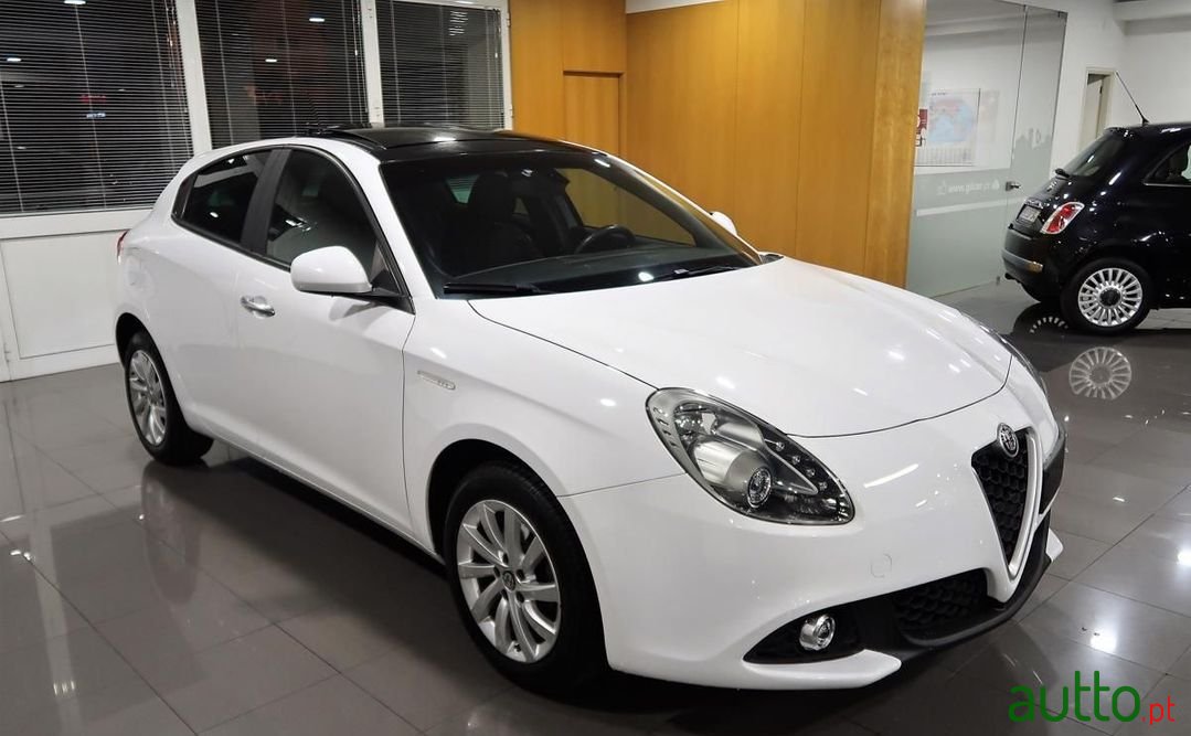 2016' Alfa Romeo Giulietta photo #2