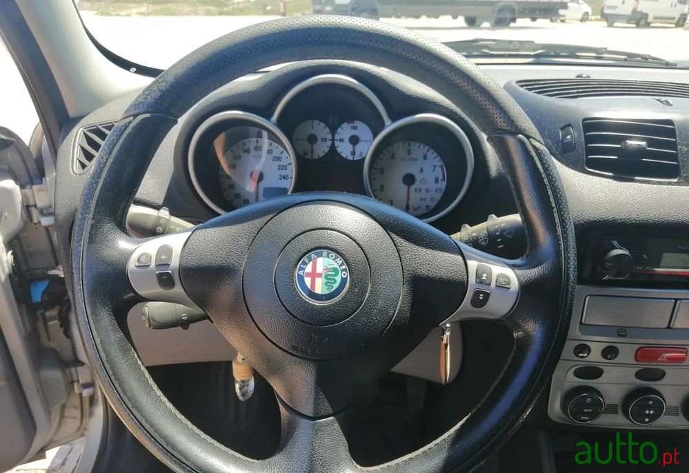 2003' Alfa Romeo 147 1.6 Ts photo #5