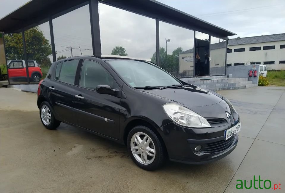 2008' Renault Clio photo #1