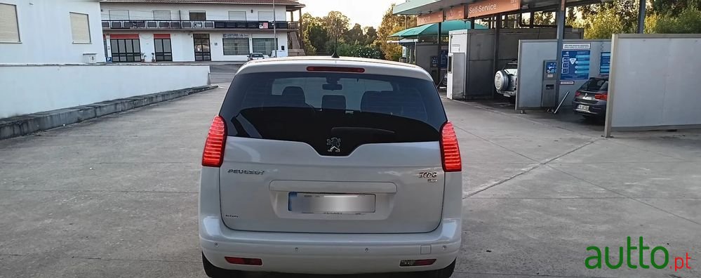 2011' Peugeot 5008 photo #3