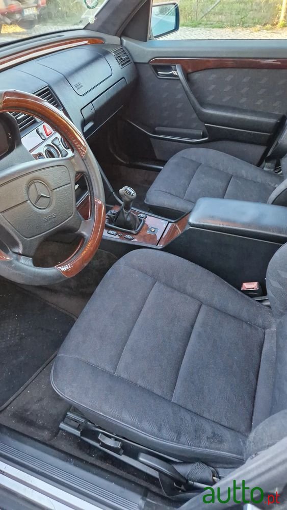 1996' Mercedes-Benz 220 photo #2