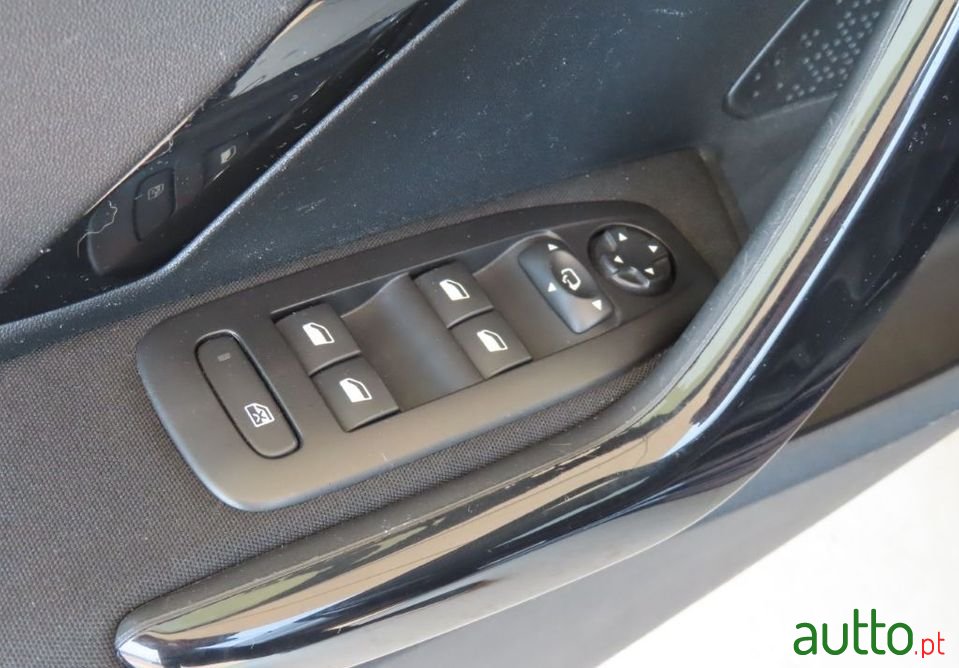 2018' Peugeot 208 photo #5