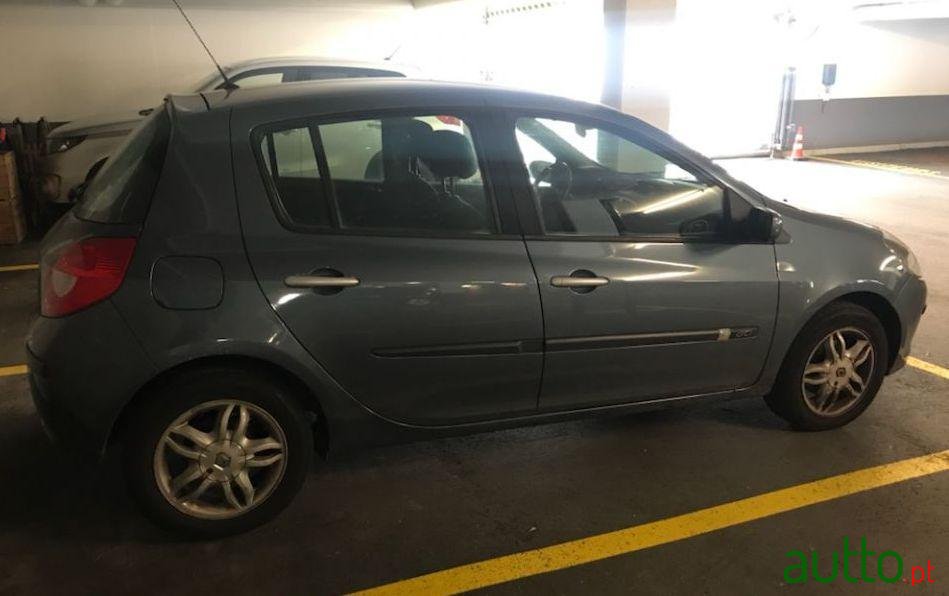 2006' Renault Clio photo #2