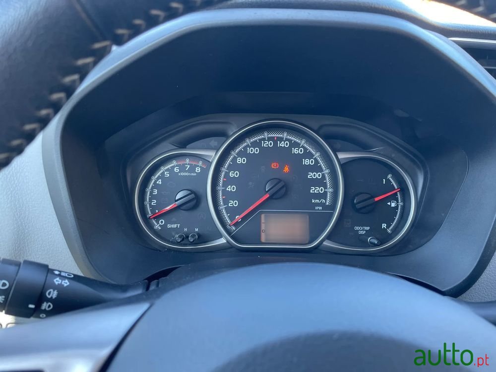 2017' Toyota Yaris photo #2