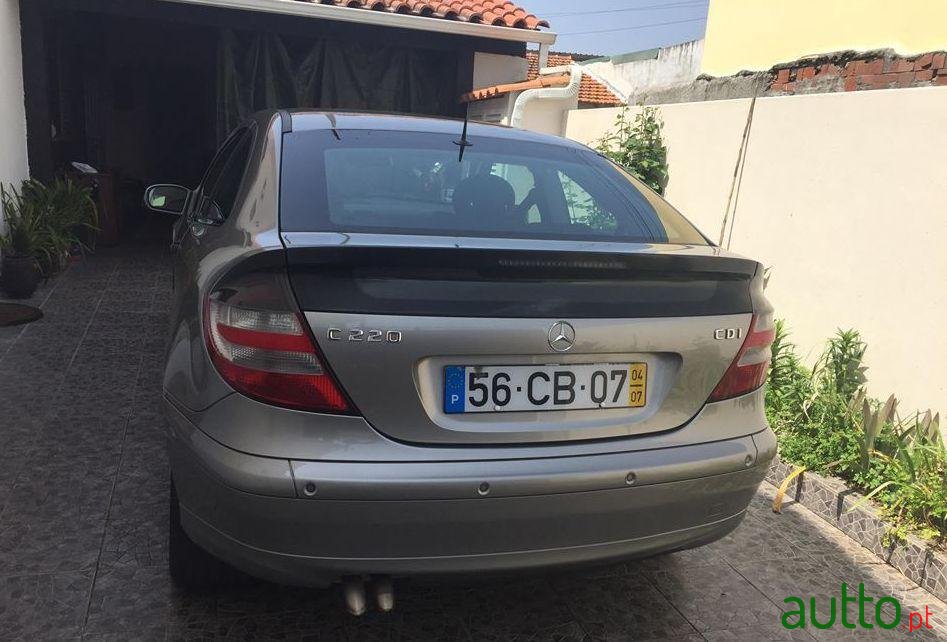 2004' Mercedes-Benz C-220 Sportcoupe photo #2