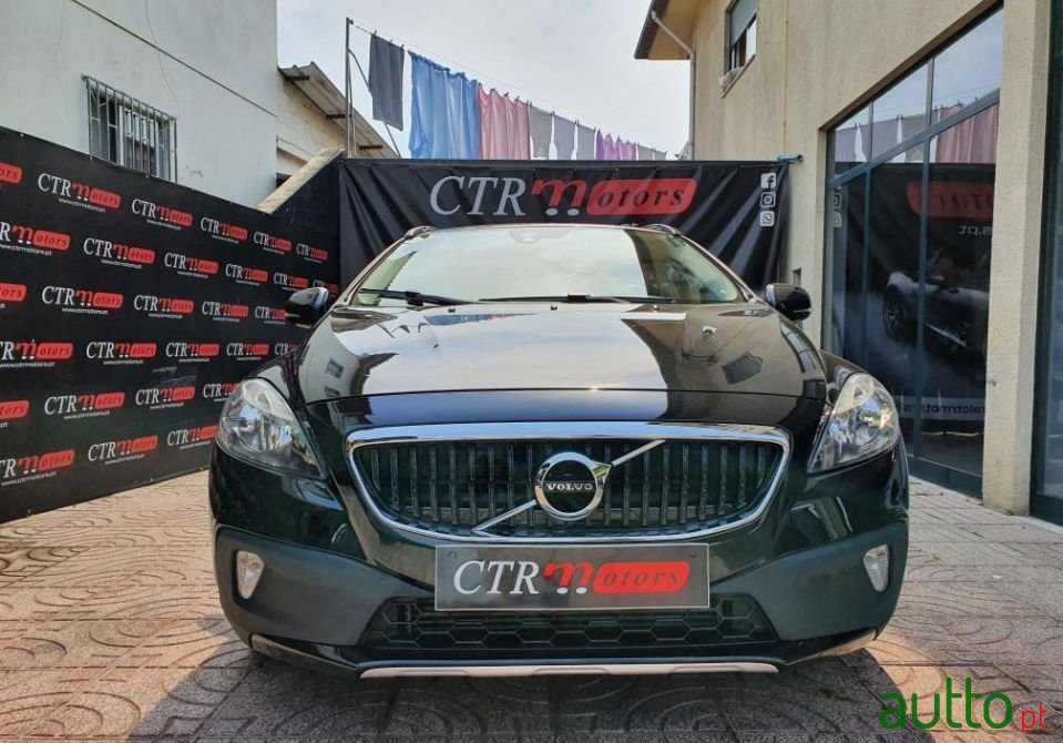 2017' Volvo V40 Cross Country photo #3