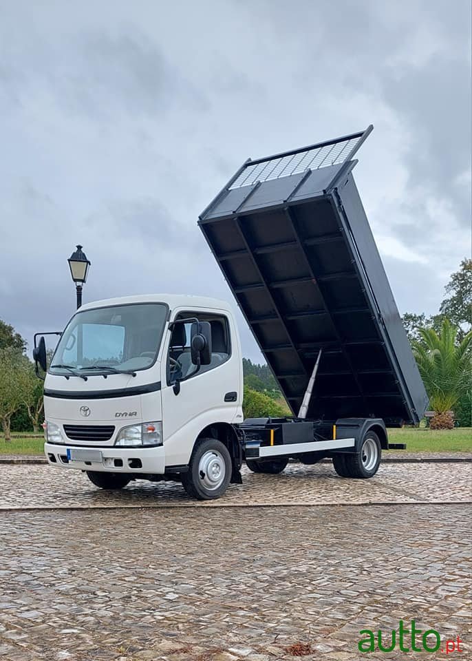 2006' Toyota Dyna photo #1