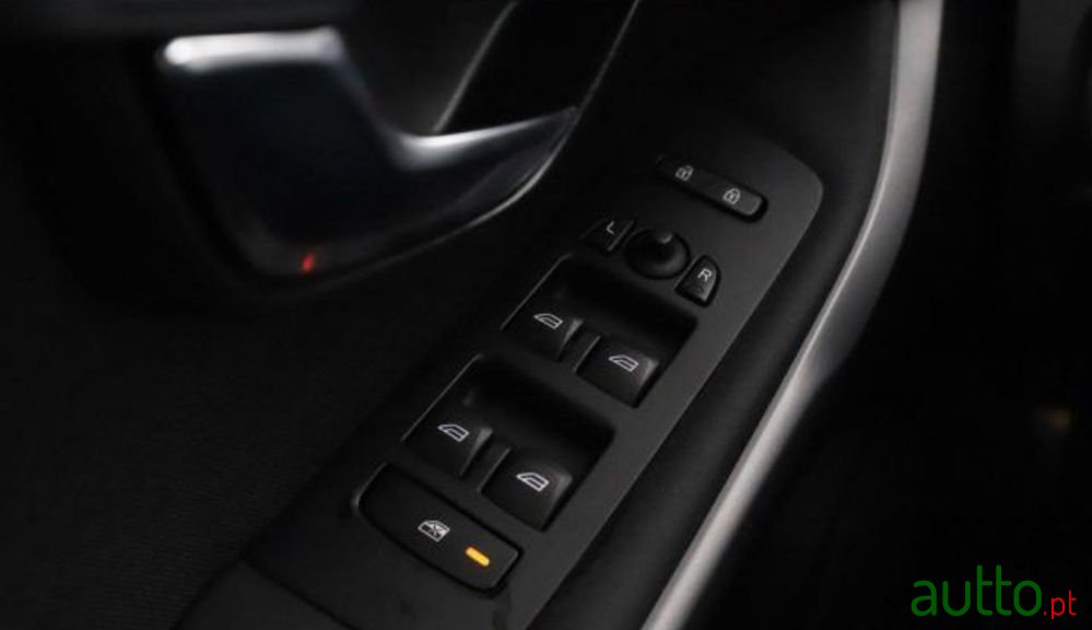 2013' Volvo V40 Cross Country photo #6