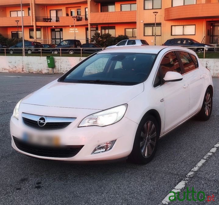 2010' Opel Astra photo #1