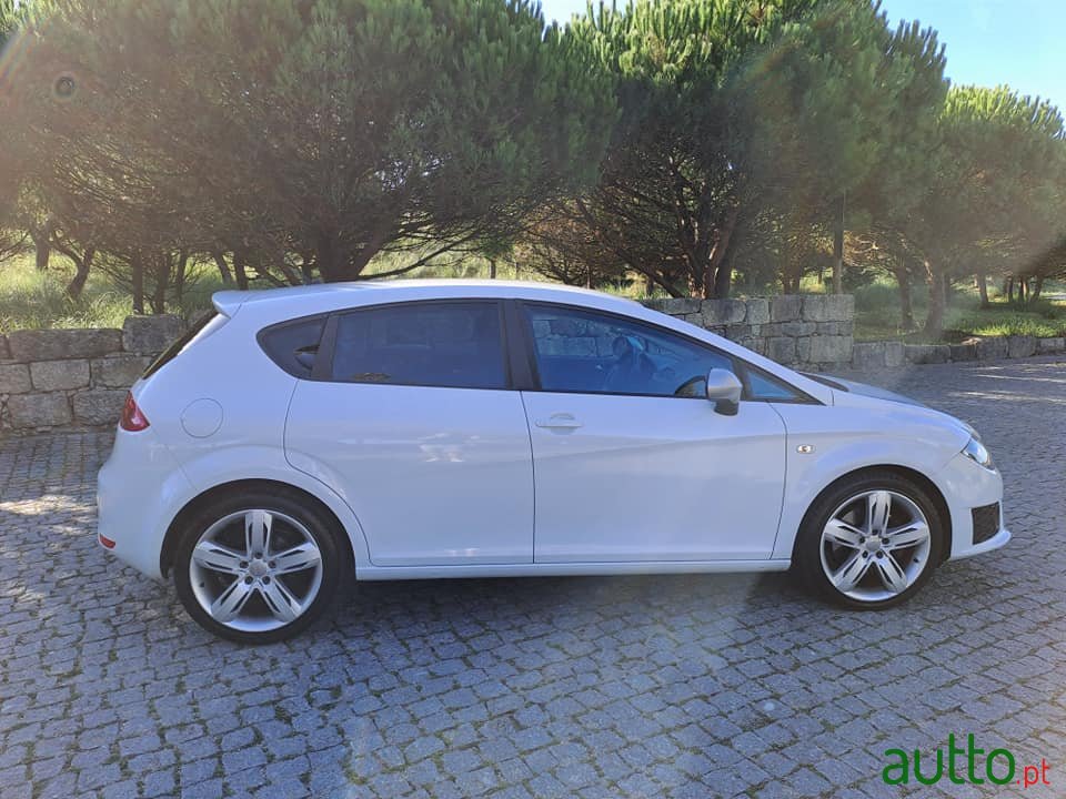 2012' SEAT Leon photo #6