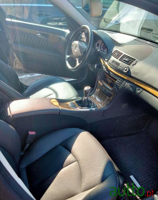 2009' Mercedes-Benz E-220 photo #3