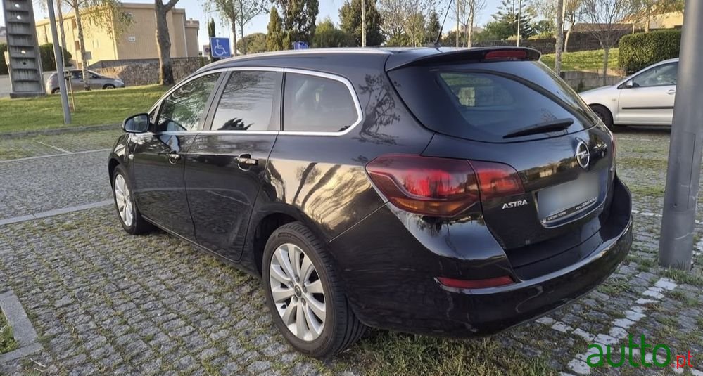 2011' Opel Astra 1.9 Cdti Cosmo photo #2