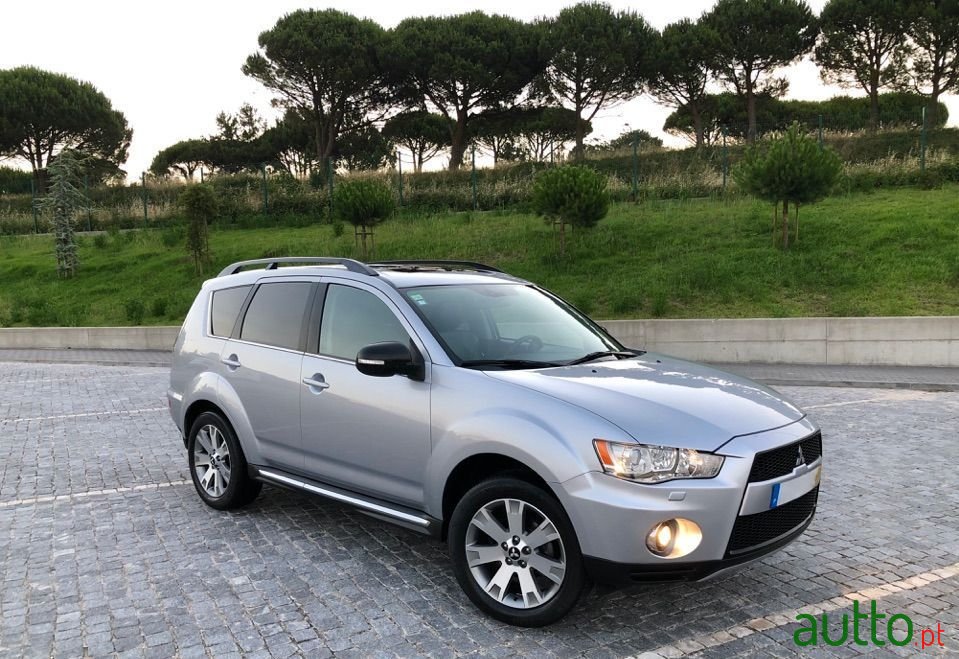 2012' Mitsubishi Outlander photo #2