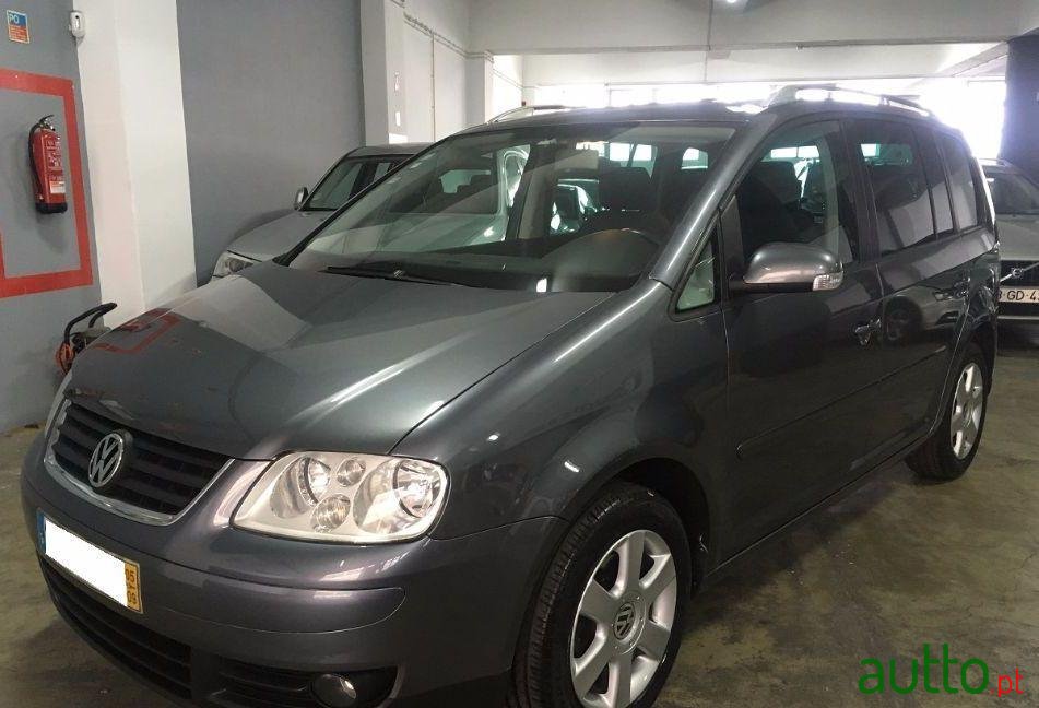 2005' Volkswagen Touran photo #2