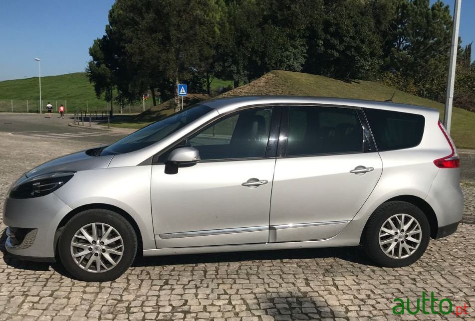 2012' Renault Grand Scenic photo #1