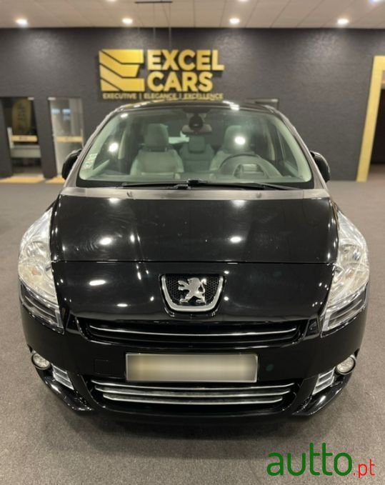 2011' Peugeot 5008 photo #2