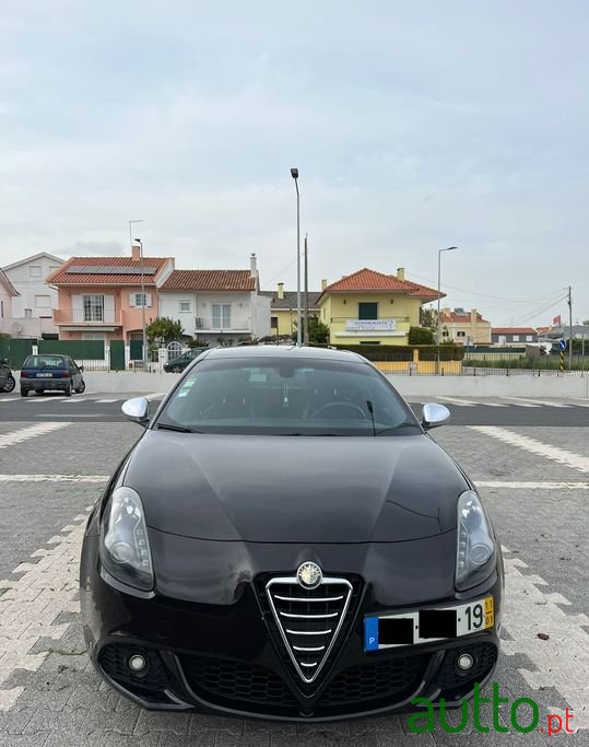 2011' Alfa Romeo Giulietta photo #4