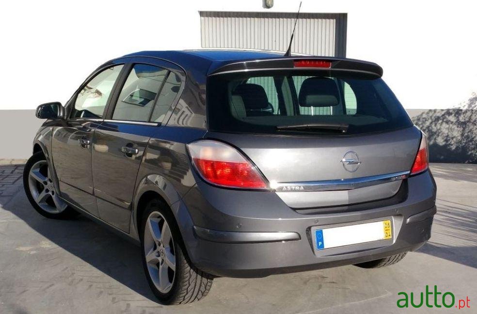 2005' Opel Astra 1.9 Cdti Cosmo photo #1