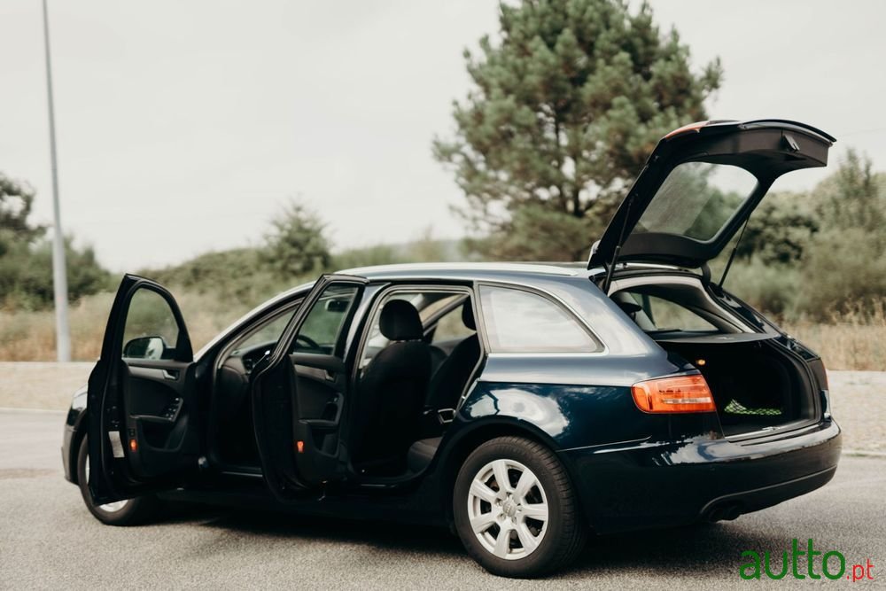 2010' Audi A4 Avant photo #2