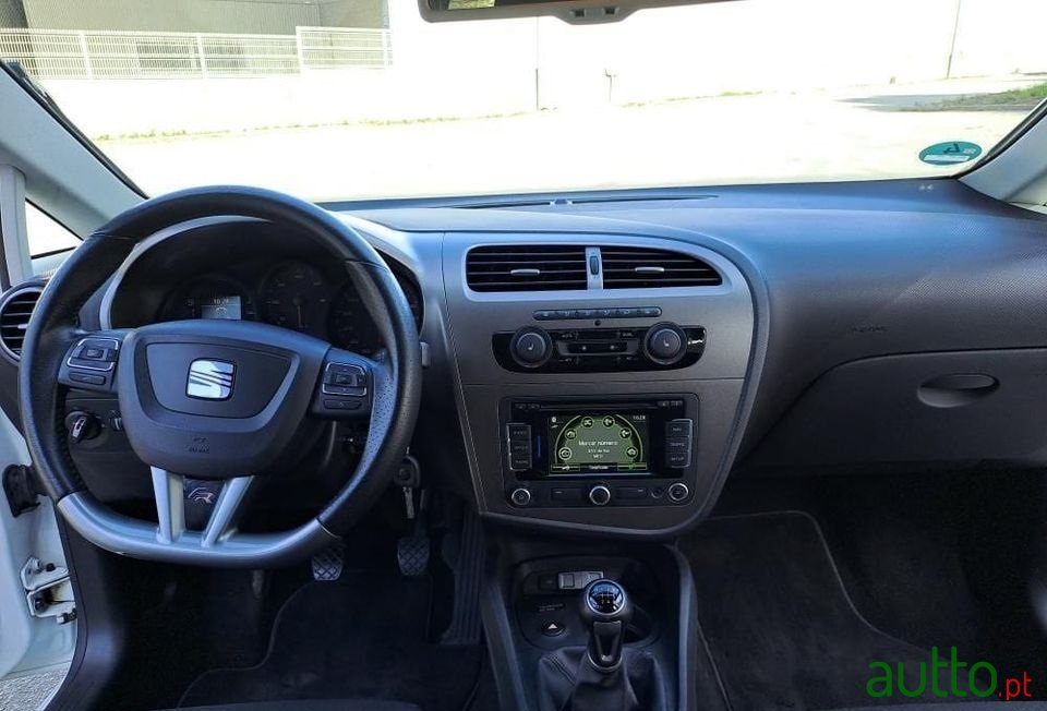 2012' SEAT Leon photo #3