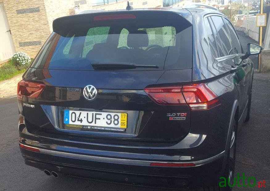 2017' Volkswagen Tiguan photo #2