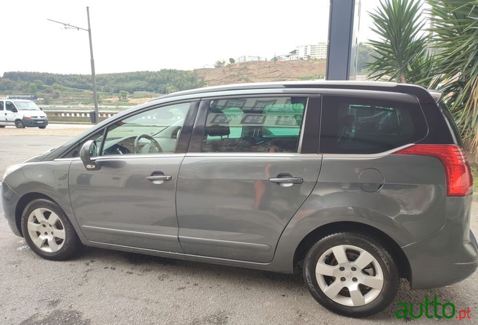 2012' Peugeot 5008 photo #1