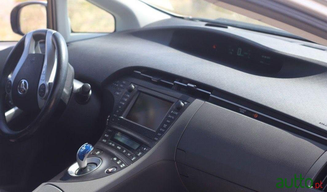 2010' Toyota Prius photo #5