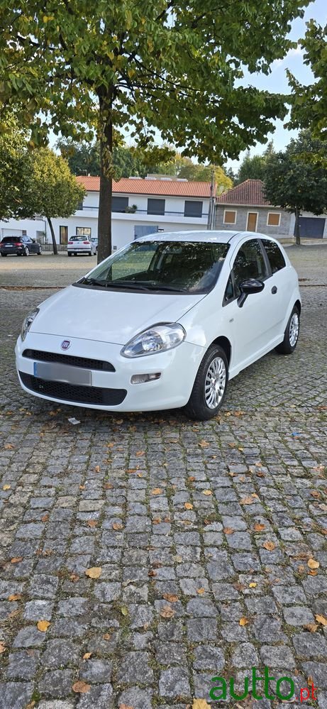2015' Fiat Punto Evo photo #1