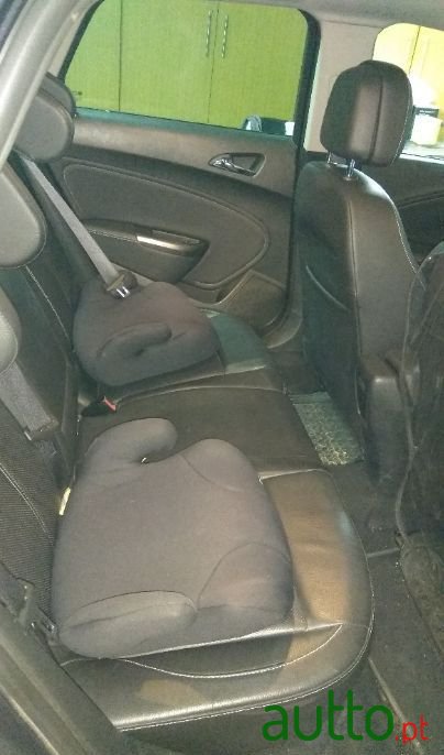 2011' Opel Astra Sports Tourer photo #3