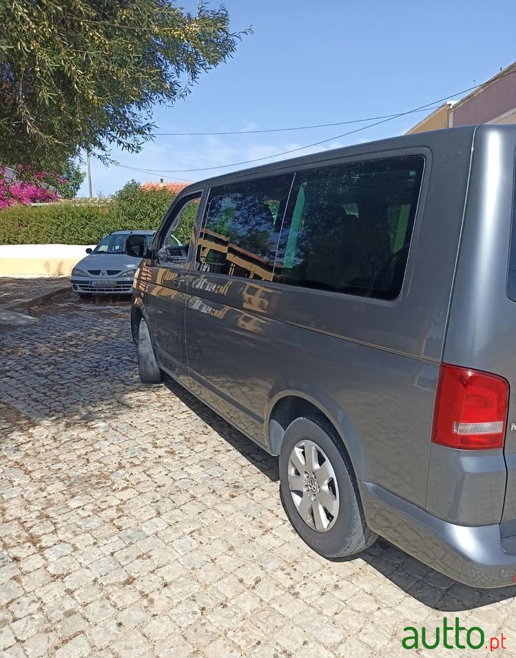 2011' Volkswagen Multivan photo #3