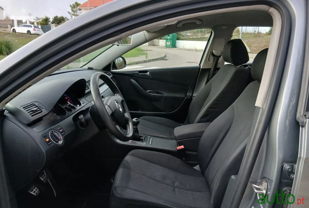 2005' Volkswagen Passat photo #6