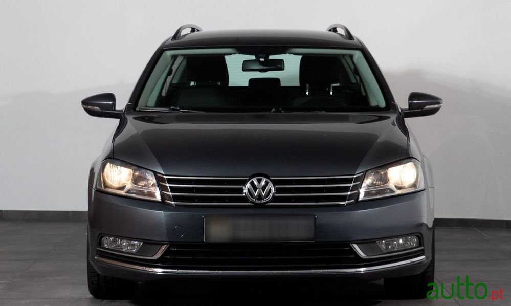 2011' Volkswagen Passat Variant photo #2