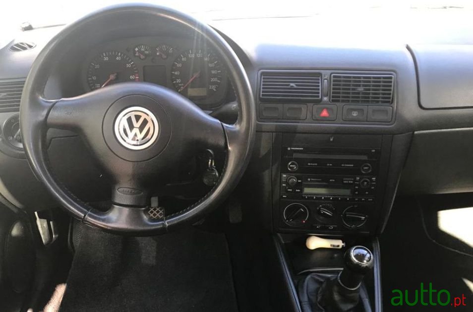 2001' Volkswagen Golf photo #3