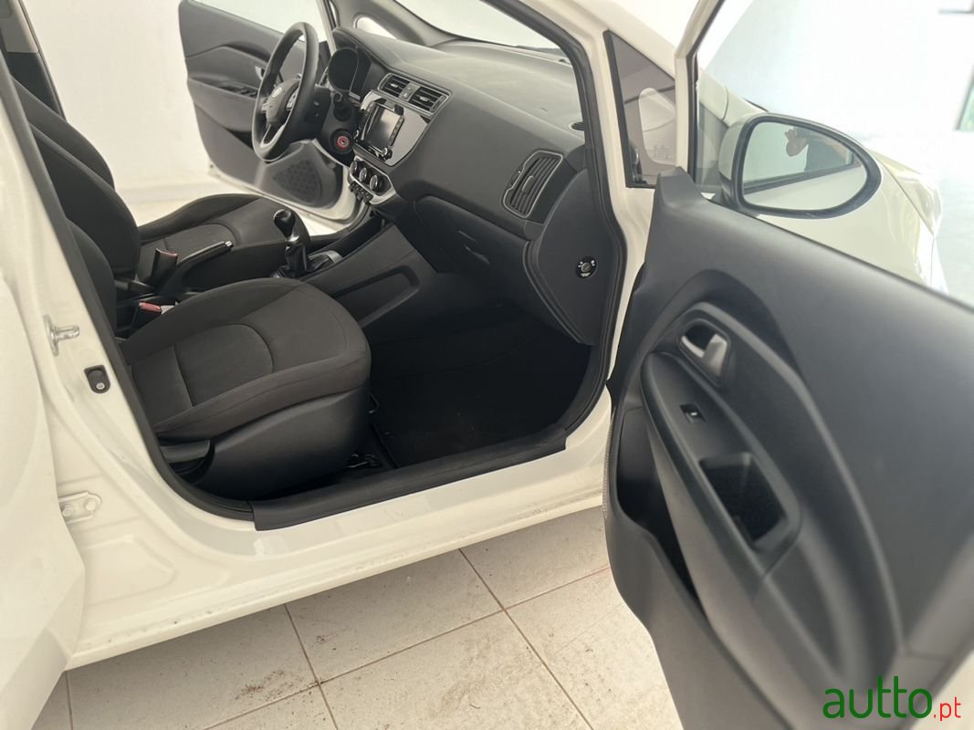 2015' Kia Rio photo #6
