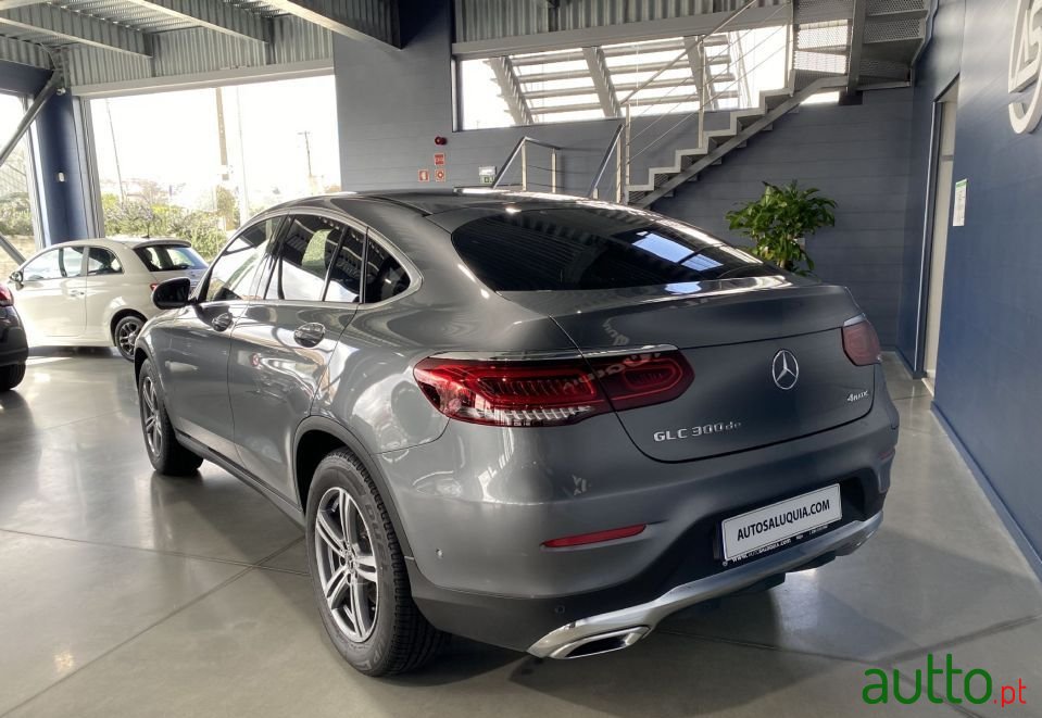2022' Mercedes-Benz Glc-300 photo #3