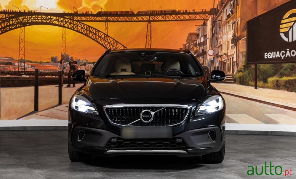 2017' Volvo V40 Cross Country 2.0 D2 photo #2
