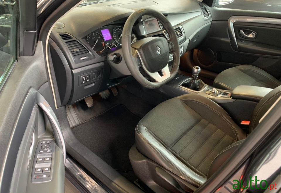 2010' Renault Laguna photo #5