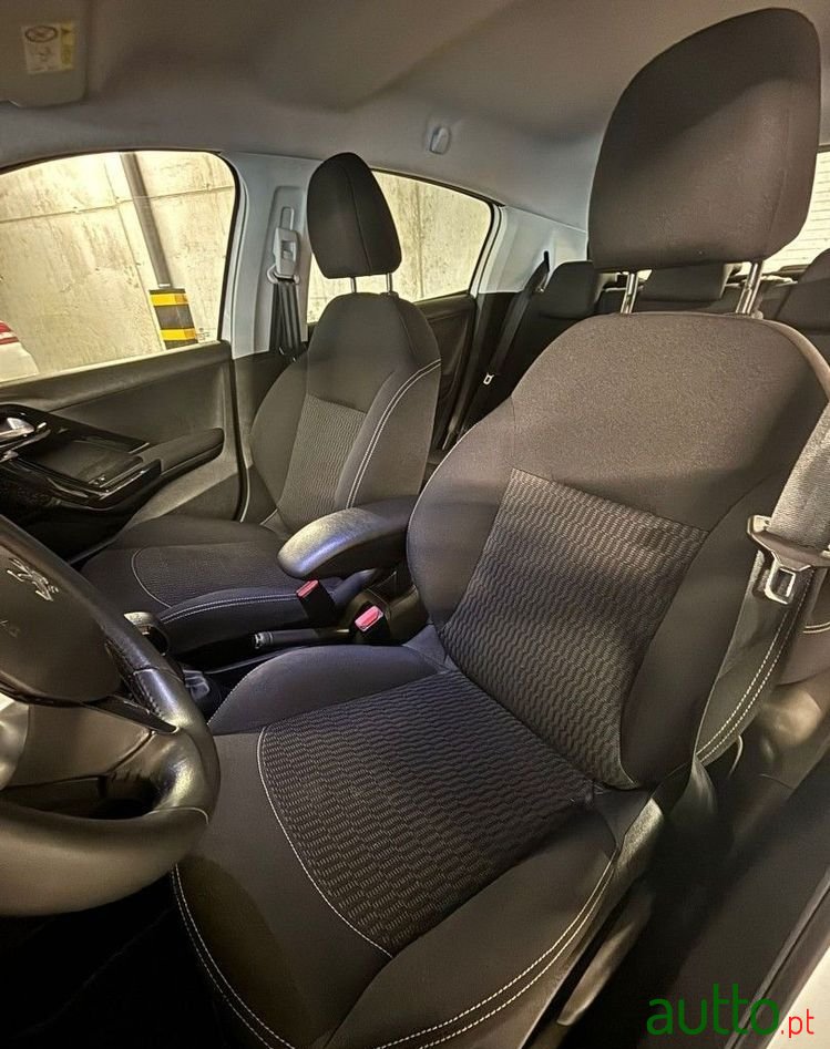2019' Peugeot 208 photo #6